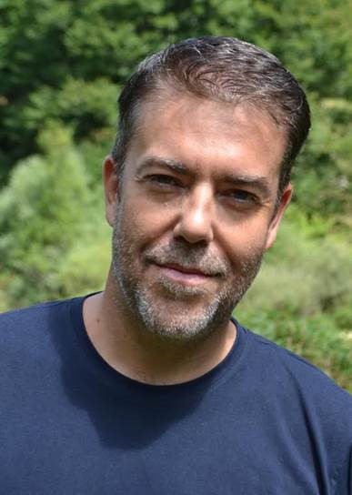 Yannis Kalavrianos autor de Hijos e hijas