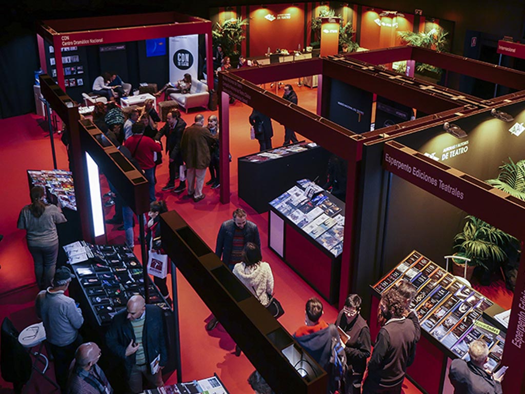 Vista superior de Salón del libro teatral